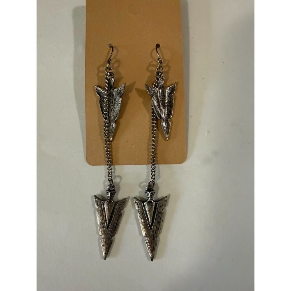 arrowhead design connected to a chain